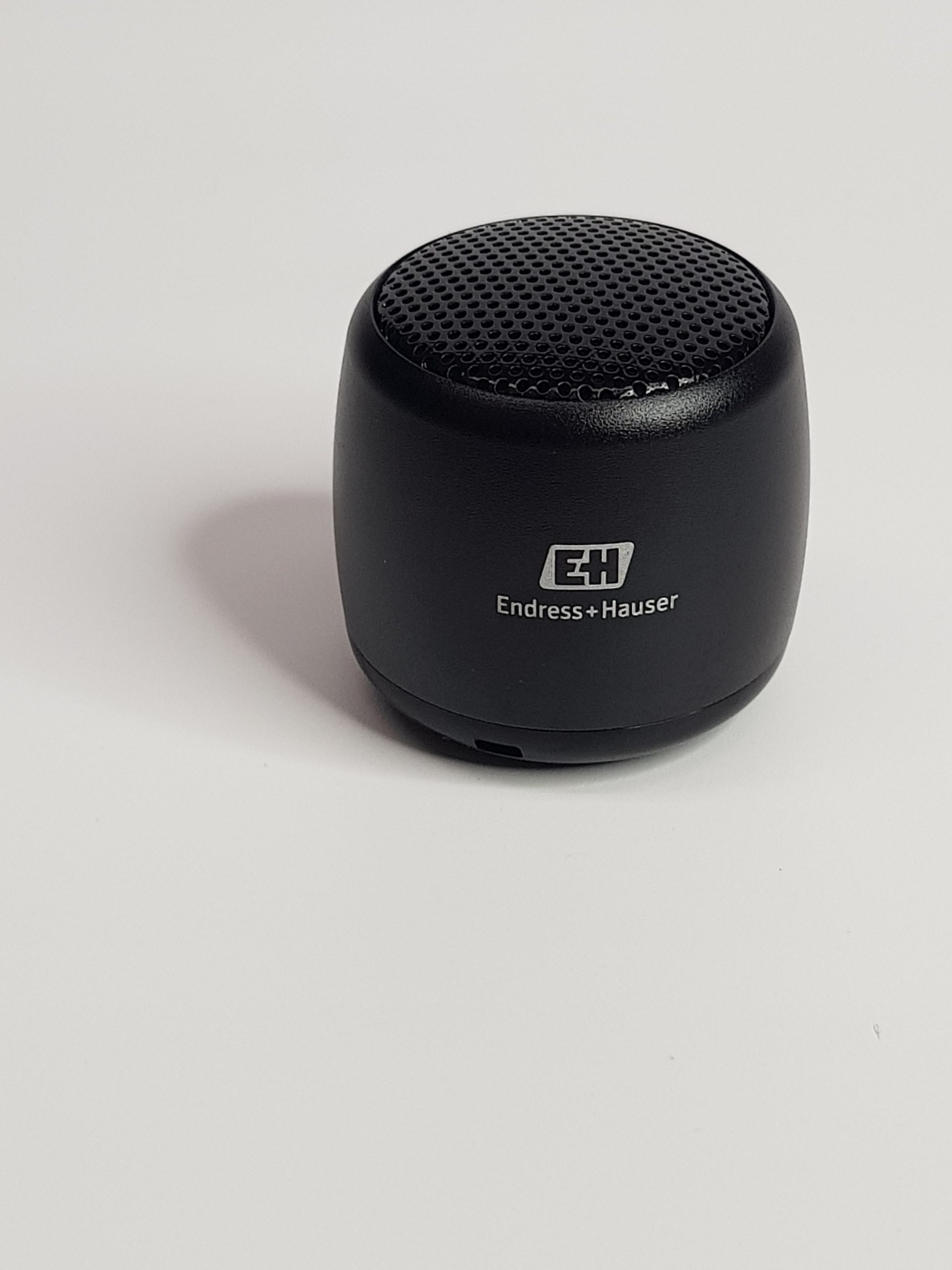 Endress Hauser 3 in 1 retractable cable wireless handsfree speaker izap 10000mah wireless powerbank 1 scaled