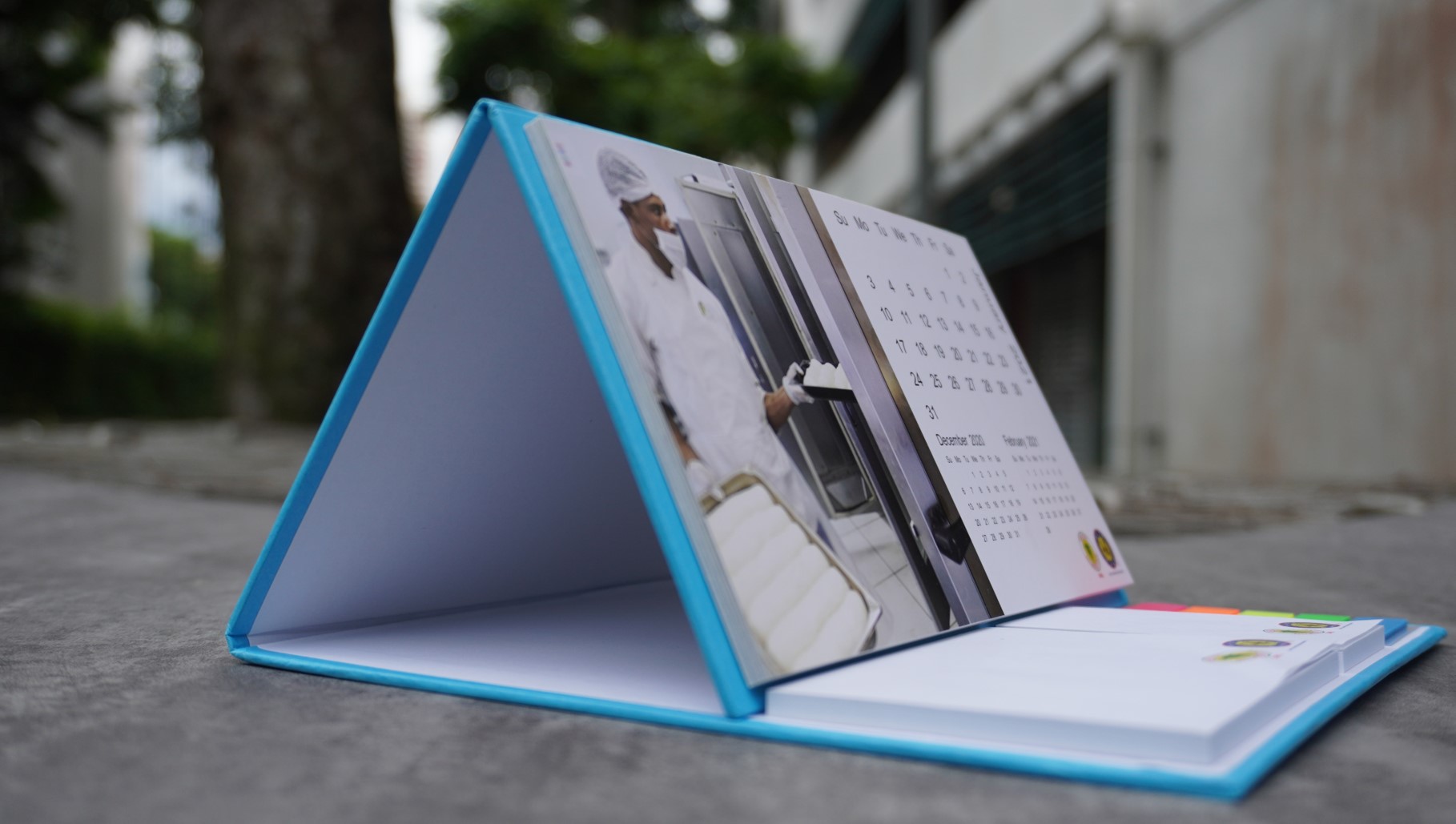 Tri Fold Tabletop Calendar with Post it Set 1