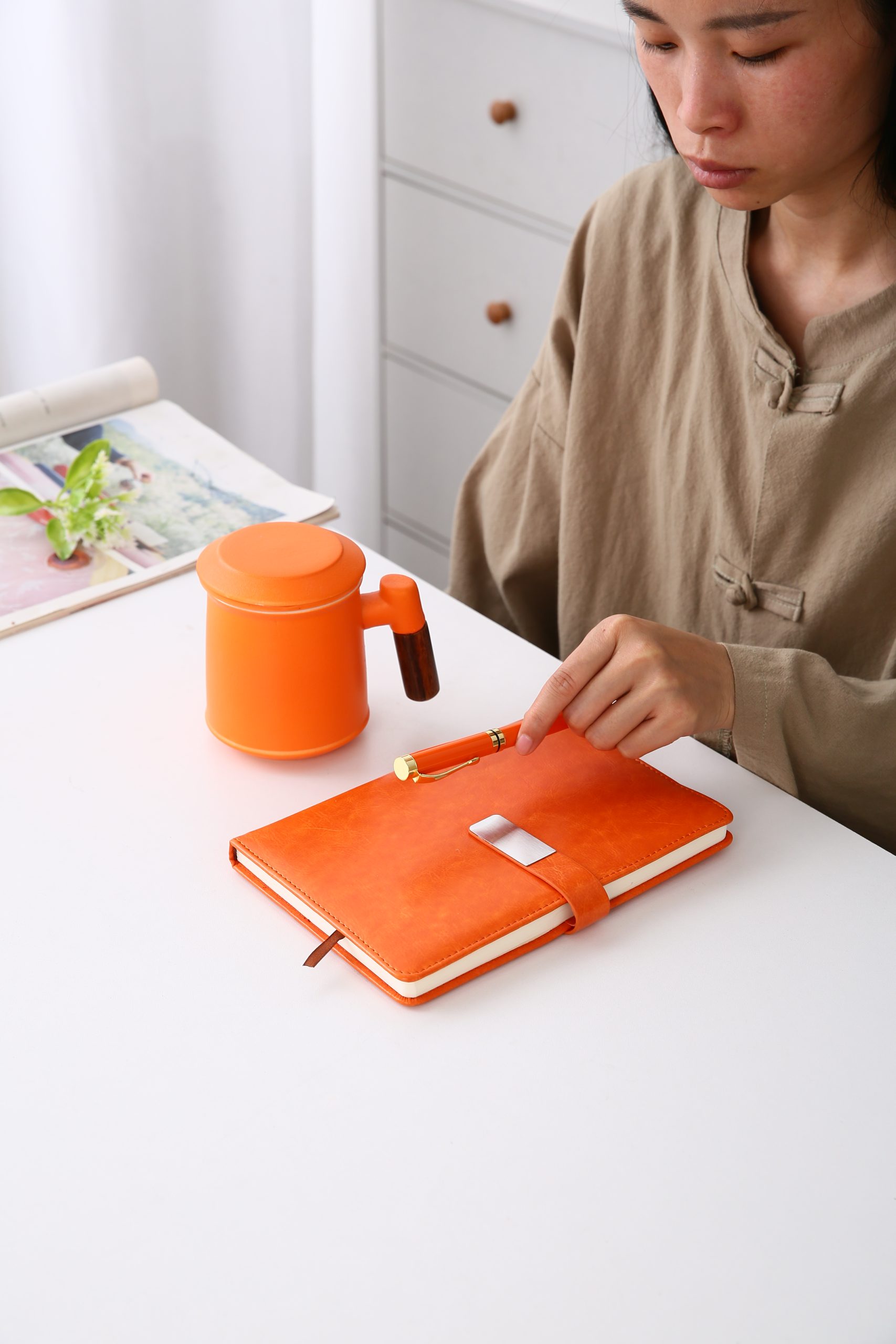 Ceramic Tea Flask Book Pen Gift Set 18 scaled